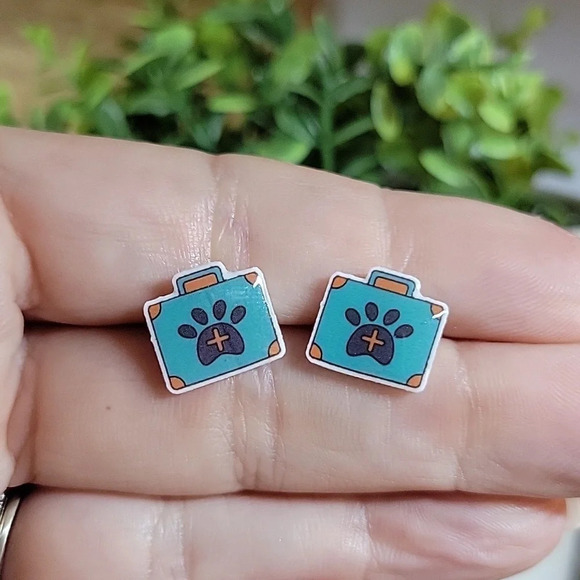 Veterinary Bag Stud Earrings - Picture 5 of 7